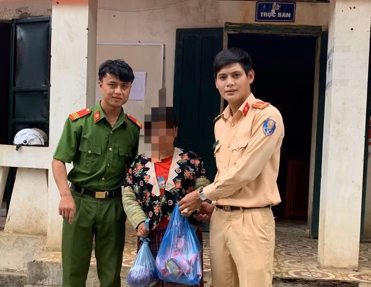 Lực lượng công an chụp ảnh cùng chị S (đứng giữa)