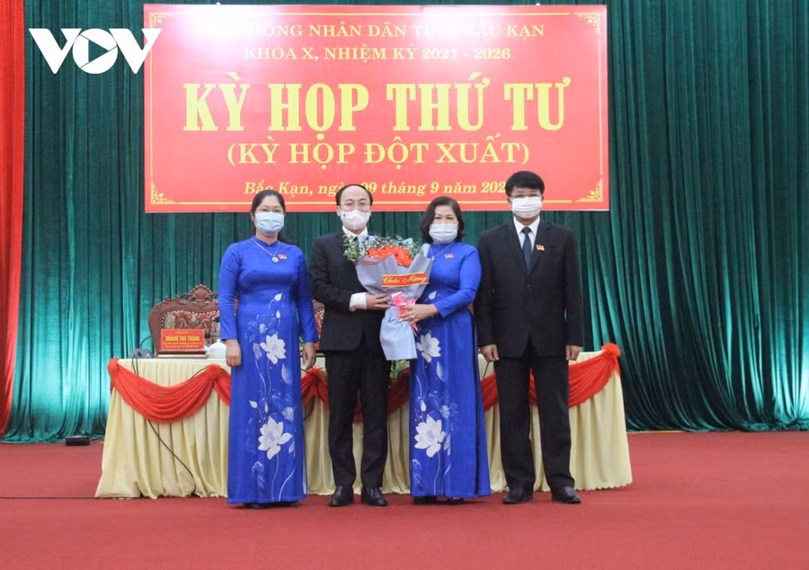 Bà Phương Thị Thanh - Phó Bí thư Thường trực Tỉnh ủy, Chủ tịch HĐND tỉnh Bắc Kạn tặng hoa, chúc mừng ông Nguyễn Đăng Bình - tân Chủ tịch UBND tỉnh Bắc Kạn khóa X, nhiệm kỳ 2021-2026. Ảnh: VOV