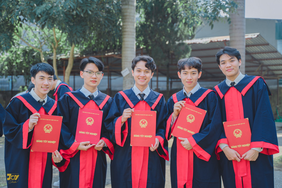 Phạm Hữu Thắng (ngoài cùng bên trái) và Trần Hiểu Phong (Thứ 2 bên trái) là 2 thủ khoa của tỉnh Lai Châu. Phạm Hữu Thắng (ngoài cùng bên trái) và Trần Hiểu Phong (Thứ 2 bên trái) là 2 thủ khoa của tỉnh Lai Châu.