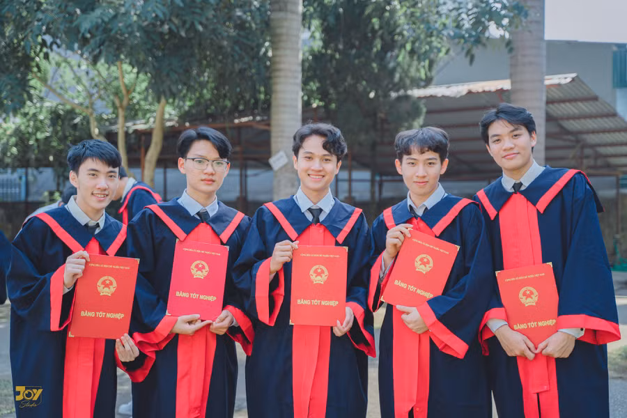 Phạm Hữu Thắng (ngoài cùng bên trái) và Trần Hiểu Phong (Thứ 2 bên trái) là 2 thủ khoa của tỉnh Lai Châu.