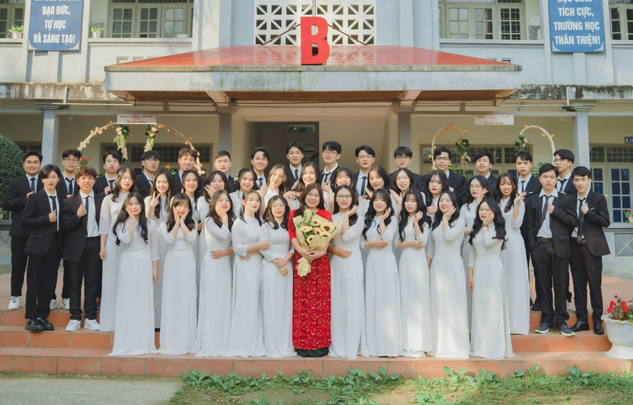 Phạm Hữu Thắng (ngoài cùng bên phải) chụp ảnh kỷ yếu cùng tập thể lớp 12A7 và giáo viên chủ nhiệm. Phạm Hữu Thắng (ngoài cùng bên phải) chụp ảnh kỷ yếu cùng tập thể lớp 12A7 và giáo viên chủ nhiệm.