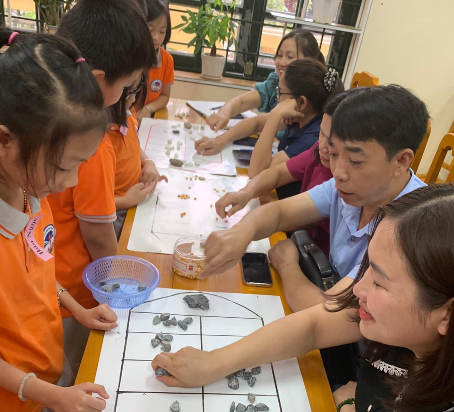 Đại biểu cùng tham gia hoạt động STEM với học sinh trường Tiểu học Lê Văn Tám. Đại biểu cùng tham gia hoạt động STEM với học sinh trường Tiểu học Lê Văn Tám.