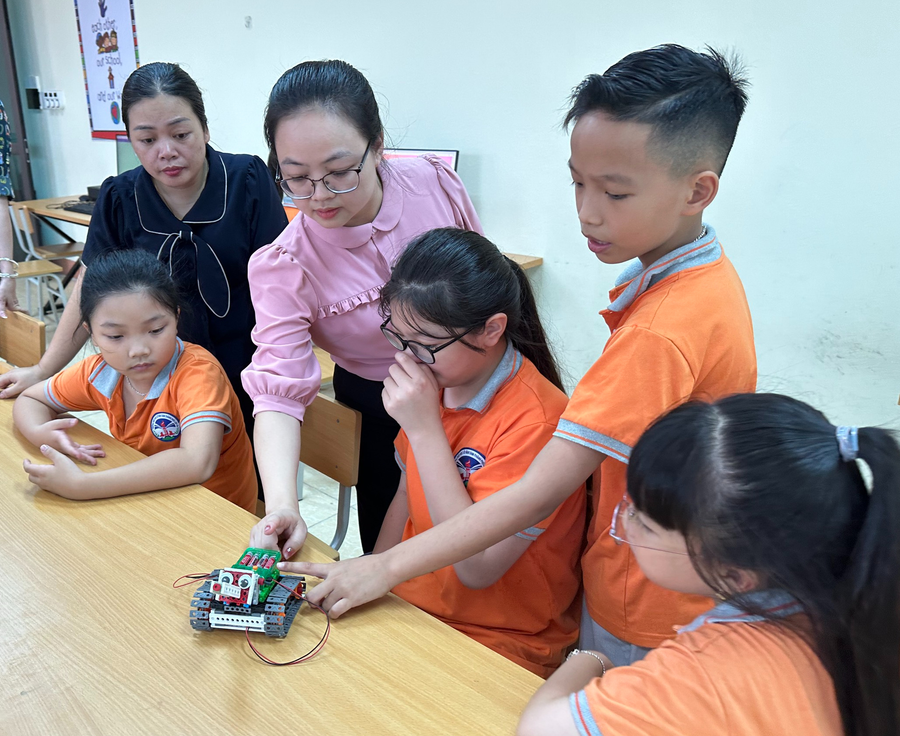 Đại biểu cùng tham gia hoạt động STEM với học sinh trường Tiểu học Lê Văn Tám. Đại biểu cùng tham gia hoạt động STEM với học sinh trường Tiểu học Lê Văn Tám.