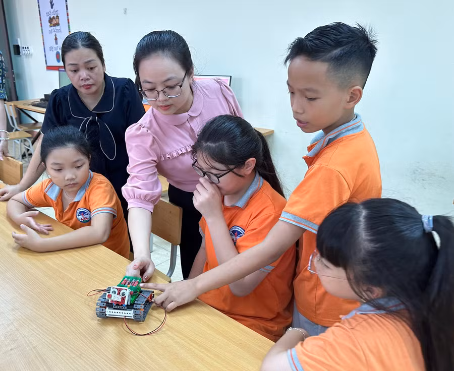 Đại biểu cùng tham gia hoạt động STEM với học sinh trường Tiểu học Lê Văn Tám.