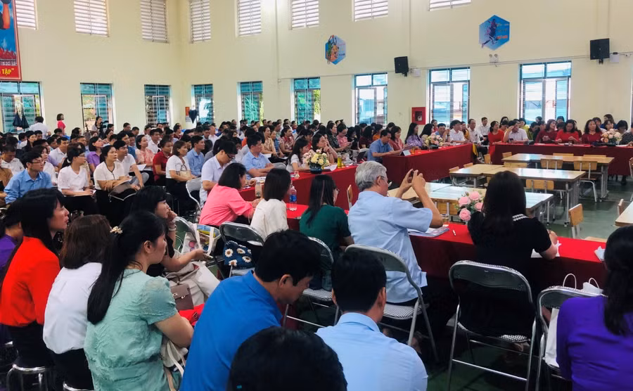 Các đại biểu tham dự Hội thảo chia sẻ kinh nghiệm triển khai giáo dục STEM theo Chương trình GDPT 2018.