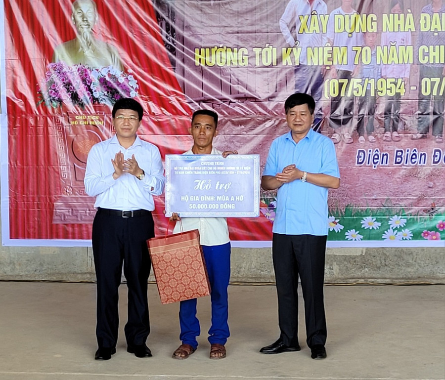 Ông Lê Thành Đô, Chủ tịch UBND tỉnh Điện Biên (bên phải) trao kinh phí hỗ trợ xây dựng nhà Đại đoàn kết cho gia đình ông Mùa A Hờ - bản Keo Lôm 1, xã Keo Lôm, huyện Điện Biên Đông.