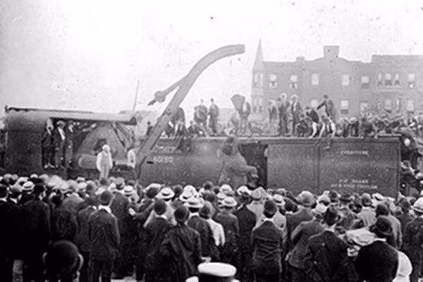 Hơn 2.500 người đã tụ tập xem buổi hành hình Big Mary.