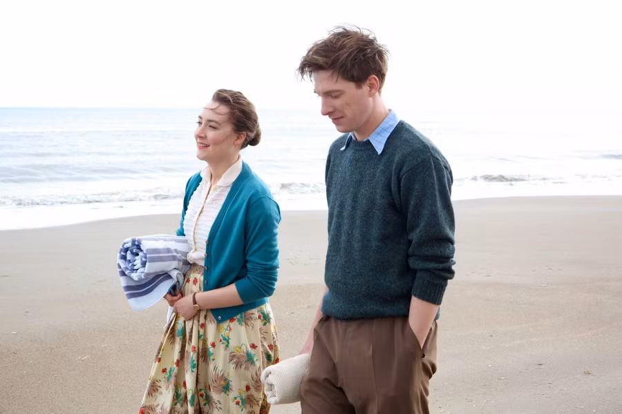 Saoirse Ronan cùng bạn diễn Billy Howle, trong phim Seagull.