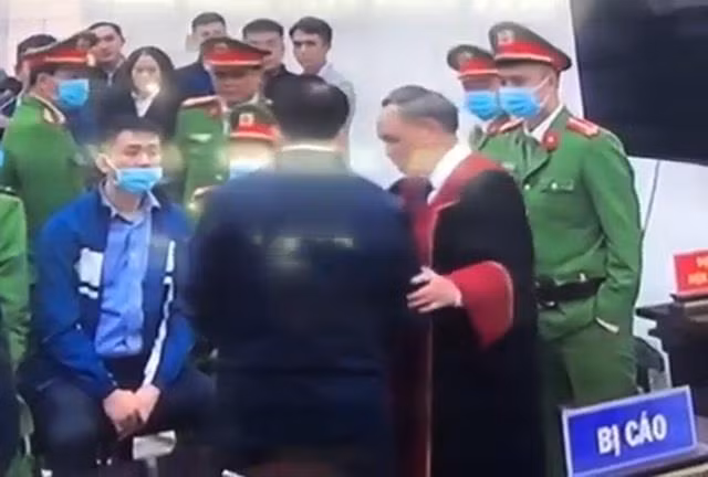 Thẩm phán Trương Việt Toàn bắt tay bị cáo Nguyễn Đức Chung.