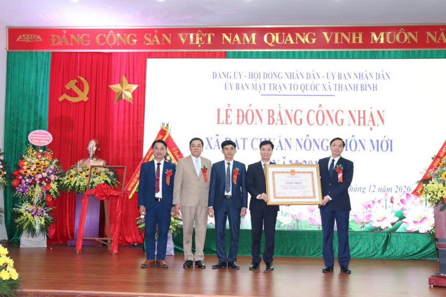 Đồng chí Trịnh Tiến Tường - Phó Bí thư Thường trực Huyện ủy, Chủ tịch HĐND huyện trao bằng công nhận xã đạt chuẩn nông thôn mới cho nhân dân và cán bộ xã Thanh Bình.