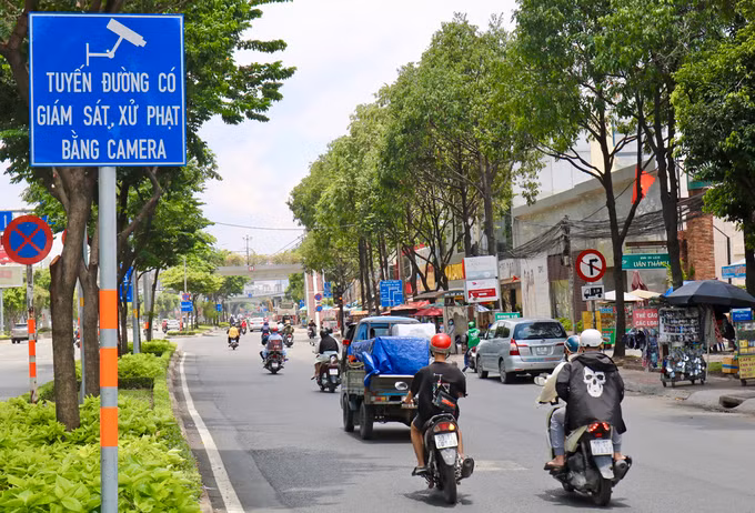 Biển cảnh báo ghi hình phạt nguội qua camera trên đường Điện Biên Phủ, quận Bình Thạnh, hồi tháng 10. Ảnh: Gia Minh.