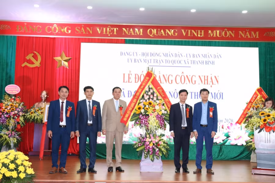 Văn phòng Điều phối Nông thôn mới Thành phố tặng hoa chúc mừng UBND xã Thanh Bình.