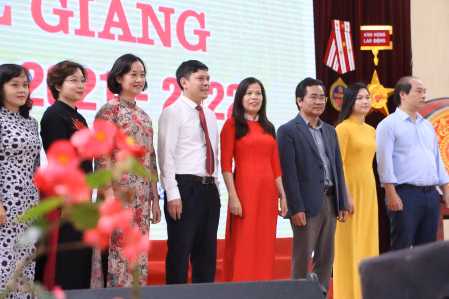 Các thầy cô được vinh danh giải thưởng Sao Chí Linh.