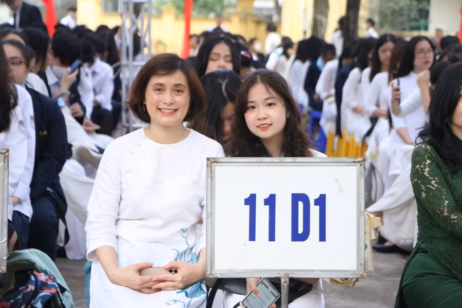 Cô trò cùng nhau lưu lại ký ức đẹp của lễ bế giảng.