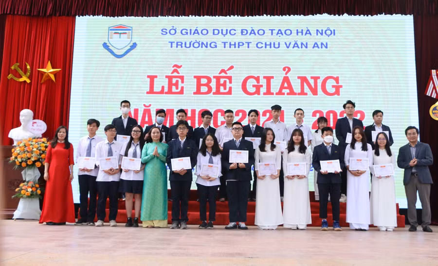 Nhà trường trao giải thưởng Sao Chí Linh cho học sinh có thành tích xuất sắc trong năm học 2021-2022.