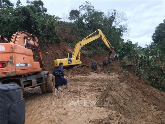  Lực lượng cứu hộ, cứu nạn hành quân tới hiện trường vụ sạt lở tại doanh trại Đoàn Kinh tế - Quốc phòng, Sư đoàn 337, Quân khu 4, trong điều kiện vô cùng khó khăn do đường giao thông có nhiều điểm bị sạt lở nghiêm trọng. Ảnh: Thanh Thủy/TTXVN