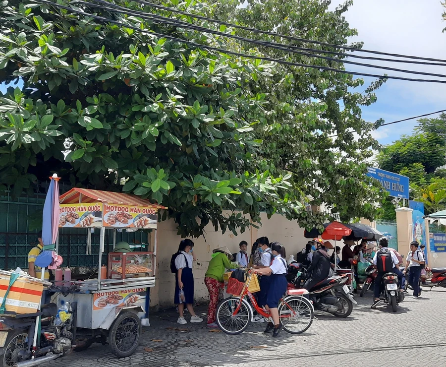 Hàng quán bày bán trước cổng trường trên đường Phạm Thế Hiển (Quận 8, TPHCM). Ảnh:TG