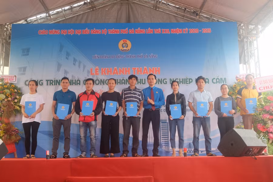 Ông Nguyễn Duy Minh – Chủ tịch Liên đoàn Lao động TP Đà Nẵng trao giấy thuê nhà cho các công nhân.