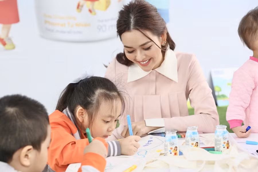 Á hậu Tường San khám phá các trò chơi sáng tạo từ cây, hoa lá với trẻ