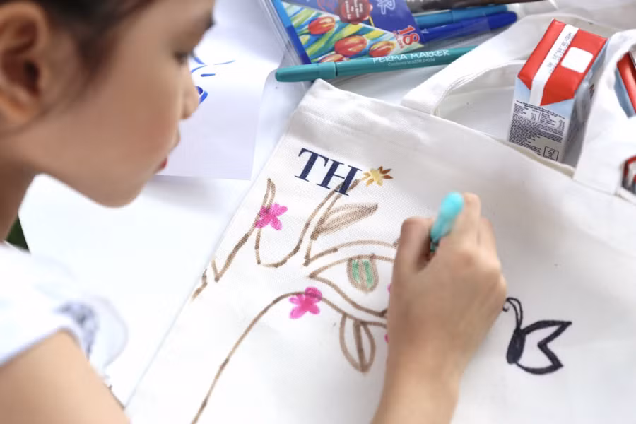 Á hậu Tường San khám phá các trò chơi sáng tạo từ cây, hoa lá với trẻ ảnh 1