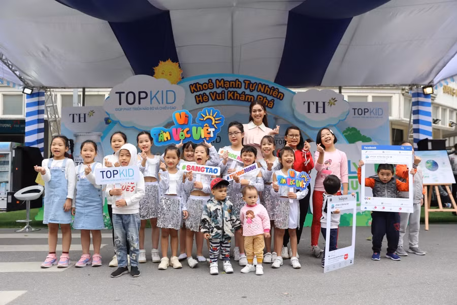 Á hậu Tường San khám phá các trò chơi sáng tạo từ cây, hoa lá với trẻ ảnh 6