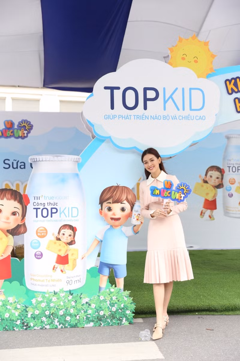 Á hậu Tường San khám phá các trò chơi sáng tạo từ cây, hoa lá với trẻ ảnh 5