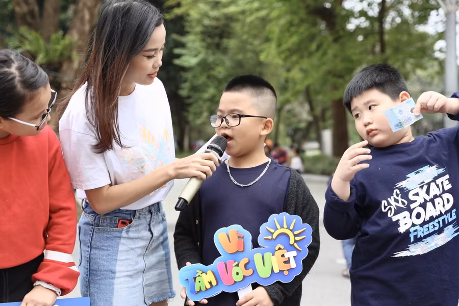 Á hậu Tường San khám phá các trò chơi sáng tạo từ cây, hoa lá với trẻ ảnh 4