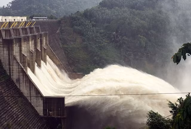 Hình ảnh một thuỷ điện đang xả lũ (ảnh: Báo NLĐ) 