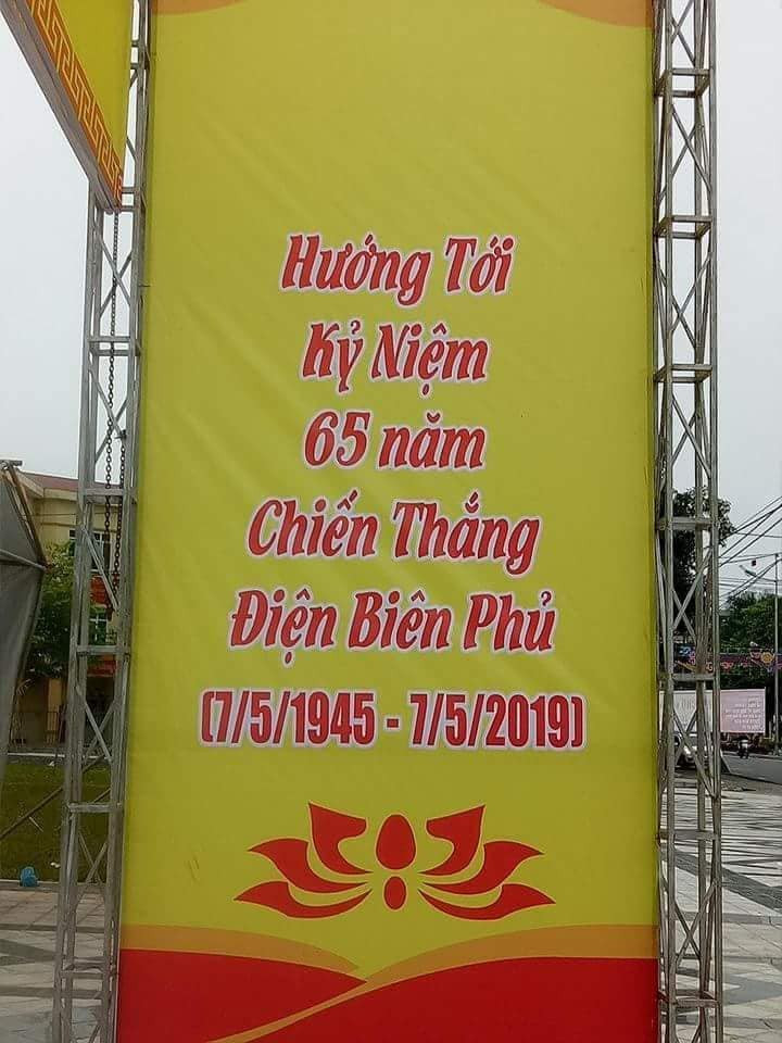 Băng rôn in sai mốc thời gian kết thúc chiến dịch Điện Biên Phủ được trưng bày trước cổng Hội chợ Băng rôn in sai mốc thời gian kết thúc chiến dịch Điện Biên Phủ được trưng bày trước cổng Hội chợ