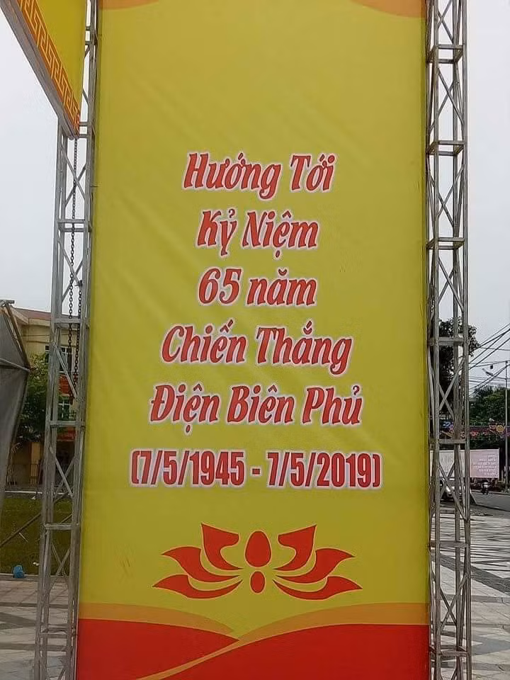 Băng rôn in sai mốc thời gian kết thúc chiến dịch Điện Biên Phủ được trưng bày trước cổng Hội chợ