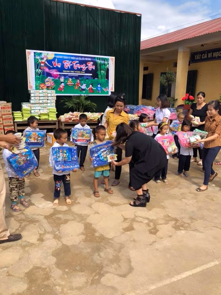 Nhóm thiện nguyện Hoa Hoàng trao cặp sách, bút chì, vở viết cho học sinh