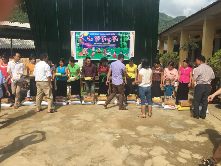 Đại diện UBND xã Khong Hin cùng nhóm thiện nguyện trao mì tôm, gạo, bánh trung thu cho 30 gia đình có hoàn cảnh đặc biệt khó khăn Đại diện UBND xã Khong Hin cùng nhóm thiện nguyện trao mì tôm, gạo, bánh trung thu cho 30 gia đình có hoàn cảnh đặc biệt khó khăn