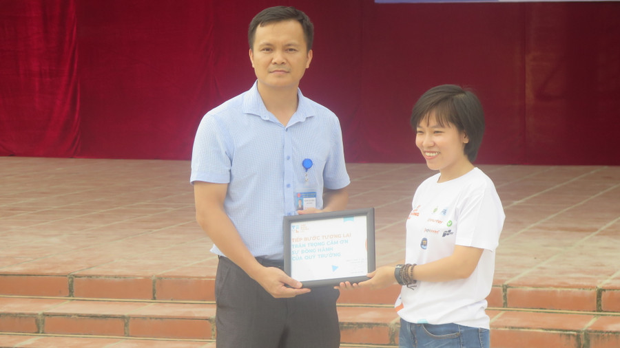 Dự án trao tặng 100 đầu sách cho thầy trò trường THPT Lương Thế Vinh