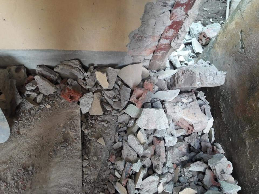 Tường bị nứt, đổ không thể học tập được Tường bị nứt, đổ không thể học tập được