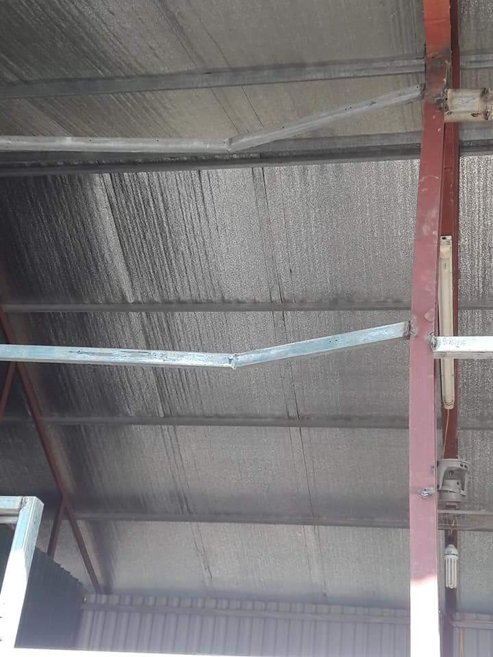 Mái nhà đã bị bẻ cong, các mối hàn đã bị bung ra gây nguy hiểm Mái nhà đã bị bẻ cong, các mối hàn đã bị bung ra gây nguy hiểm