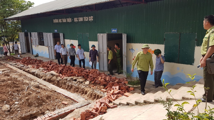 Đoàn công tác của tỉnh Điện Biên đi kiểm tra địa điểm làm phòng học tạm; khảo sát, lựa chọn địa điểm di chuyển trường học đến vị trí mới Đoàn công tác của tỉnh Điện Biên đi kiểm tra địa điểm làm phòng học tạm; khảo sát, lựa chọn địa điểm di chuyển trường học đến vị trí mới