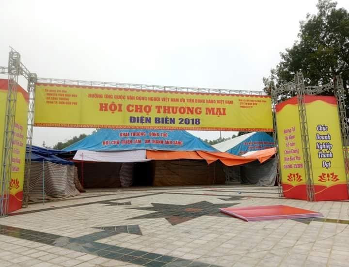 Cổng chính Hội chợ Thương mại Điện Biên 2018 trước giờ khai mạc Cổng chính Hội chợ Thương mại Điện Biên 2018 trước giờ khai mạc