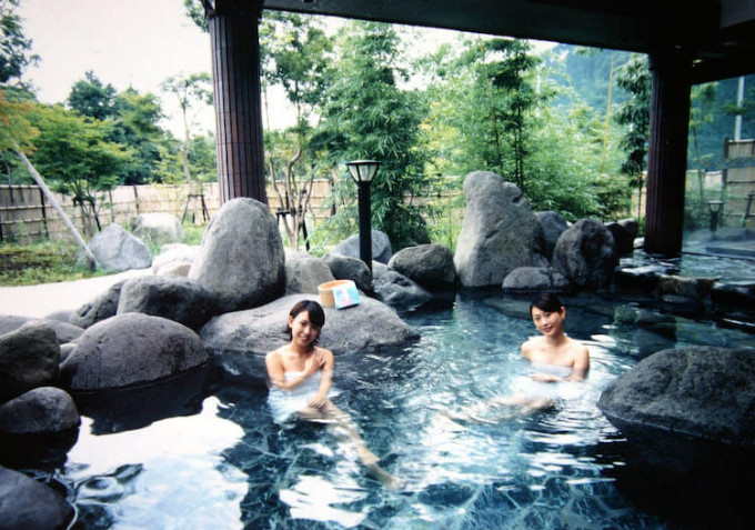 Tắm suối nước nóng là văn hóa có từ lâu đời của người Nhật. Tắm suối nước nóng là văn hóa có từ lâu đời của người Nhật.