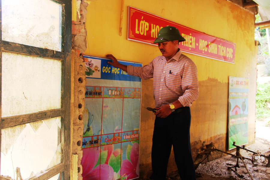 Thầy giáo Chung Trường Thành - Hiệu trưởng Trường Tiểu học Na Mèo đang gom những gì còn sót lại ở điểm trường bản Son Thầy giáo Chung Trường Thành - Hiệu trưởng Trường Tiểu học Na Mèo đang gom những gì còn sót lại ở điểm trường bản Son