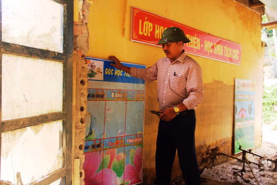 Thầy giáo Chung Trường Thành - Hiệu trưởng Trường Tiểu học Na Mèo đang gom những gì còn sót lại ở điểm trường bản Son