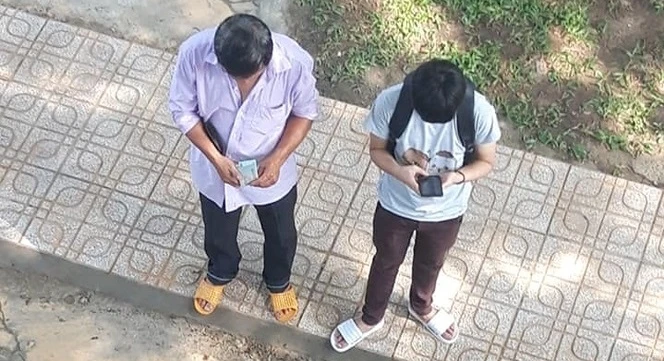 “Ráng học nghe con!”