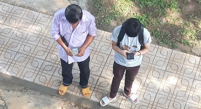 “Ráng học nghe con!”