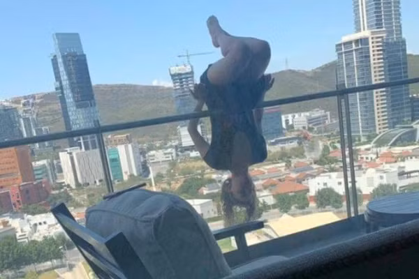 Alexa Terrazas thực hiện động tác yoga trên ban công tầng 6 và gặp tai nạn.