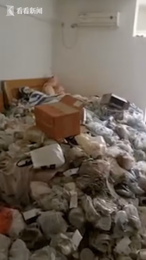 Rác ngập trong phòng, có vị trí rác chất đống cao 1m, che cả ghế sofa và giường. Cô gái trẻ thuê nhà lặng lẽ rời đi, chủ trọ ‘chết đứng’ khi đến căn hộ