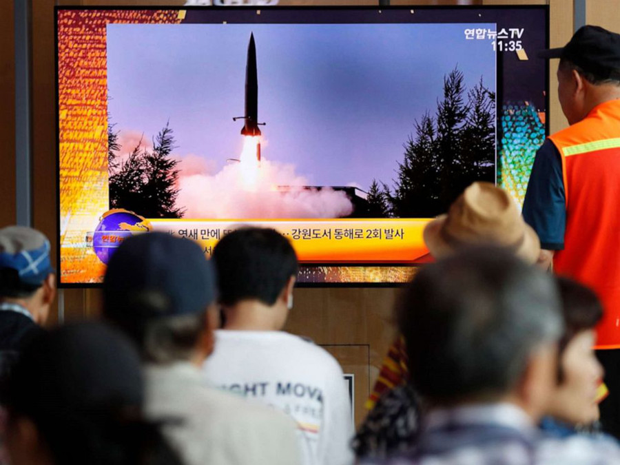 Người dân Hàn Quốc theo dõi tin Triều Tiên phóng tên lửa hôm 16/8 . Ảnh: ABC News.go.com