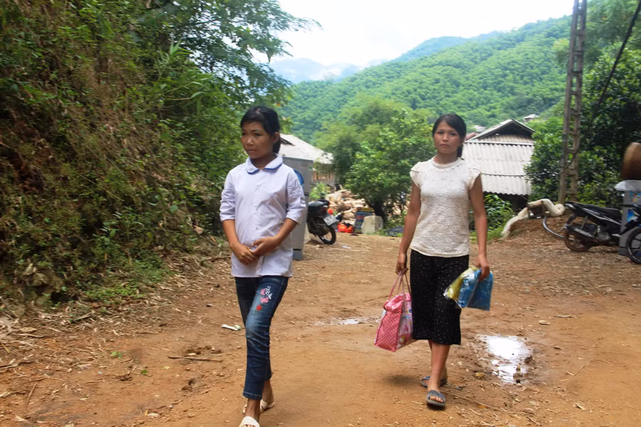 Em Nguyễn Thị Dược cùng người thân đi nhận quà hỗ trợ