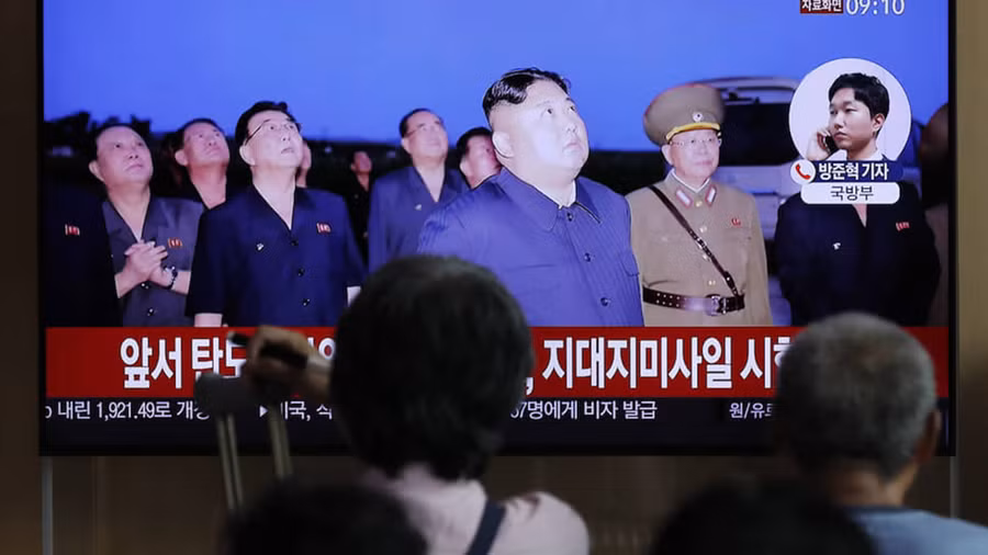 Chủ tịch Kim Jong-un trực tiếp theo dõi vụ thử tên lửa hôm 10/8.	Ảnh AP