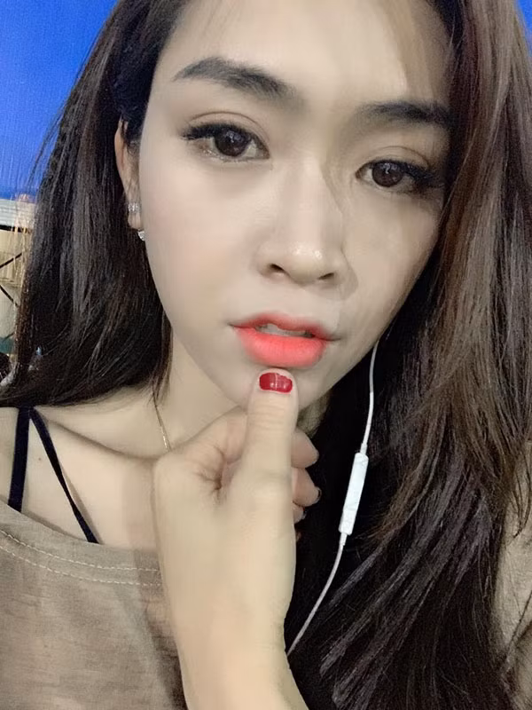 Cô nàng cảm thấy tự ti vì đôi bàn tay không có sự ăn khớp với ngoại hình.