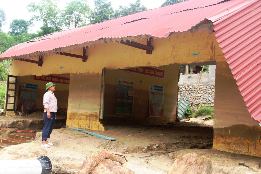 Điểm trường Tiểu học tại bản Son sau khi lũ tràn qua Điểm trường Tiểu học tại bản Son sau khi lũ tràn qua