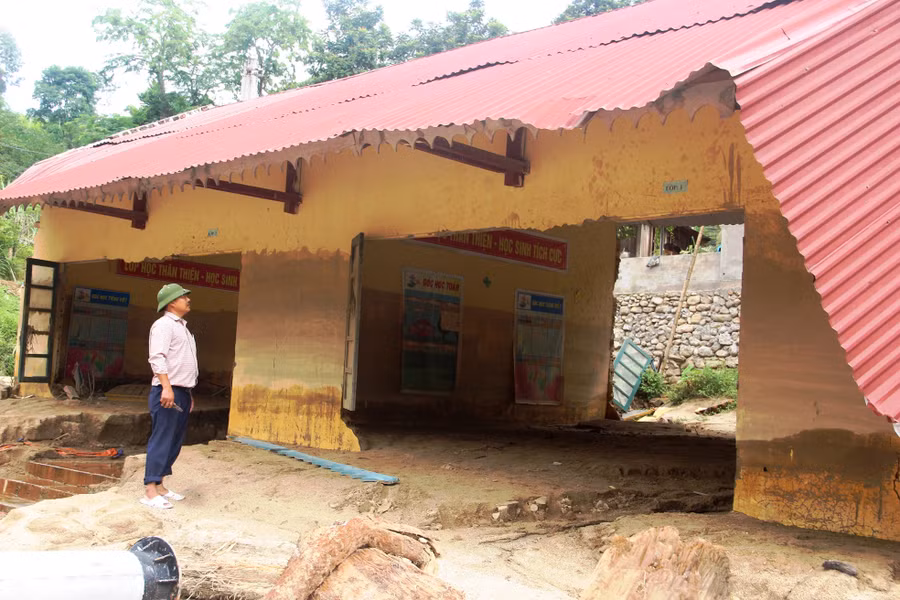 Điểm trường Tiểu học tại bản Son sau khi lũ tràn qua